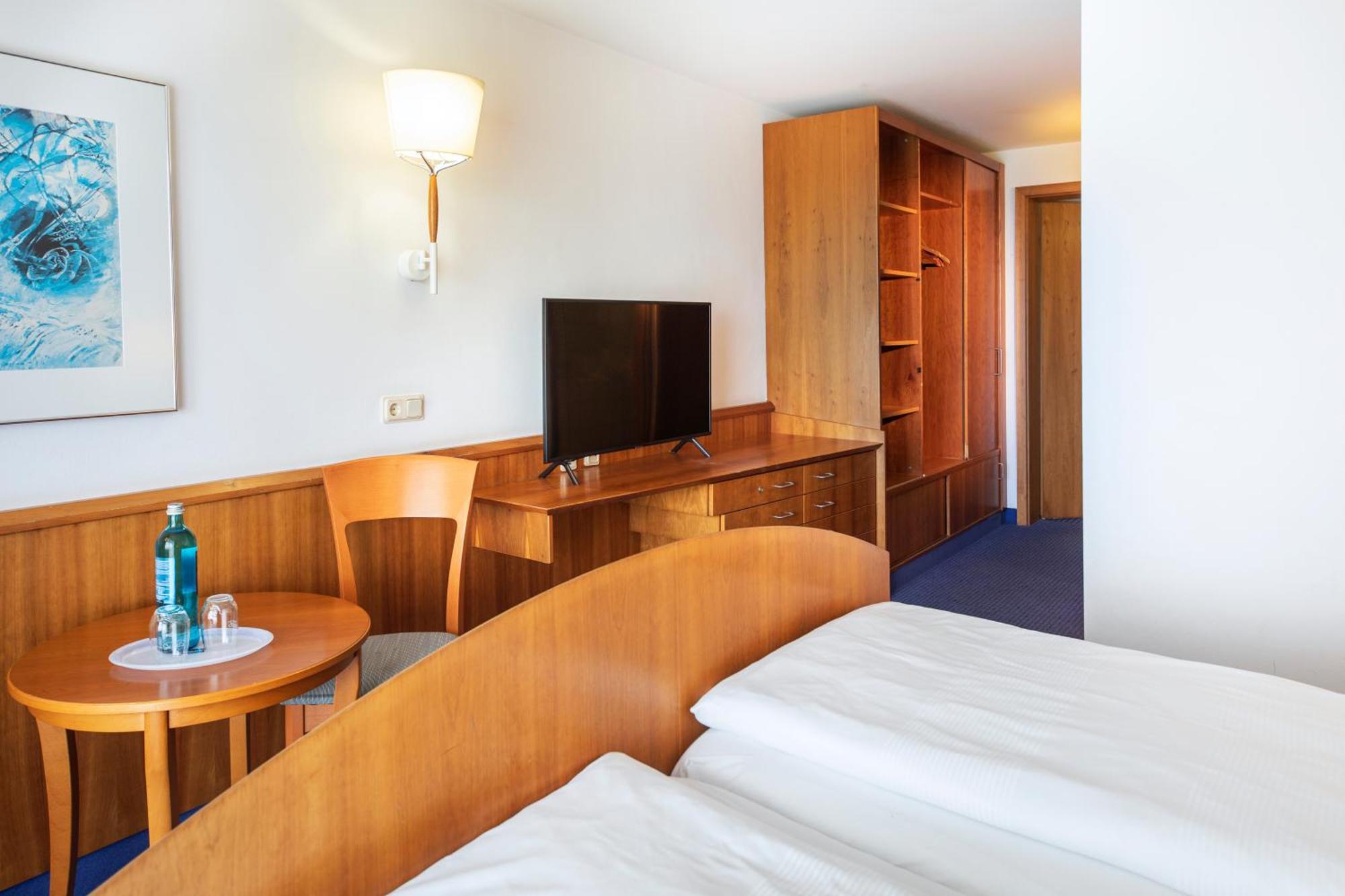 Roomingtons Karoli Hotel 3*